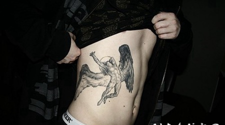 侧肋天鹅翅膀的天使纹身图案