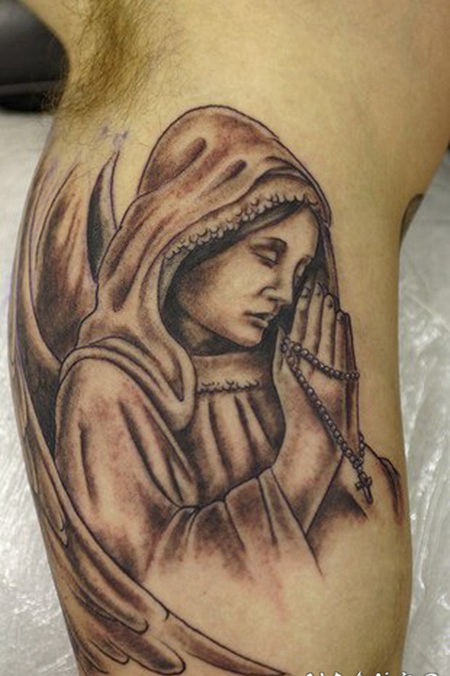 祈祷的天使和念珠纹身图案