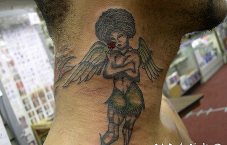 颈部黑色卷发的天使纹身图案