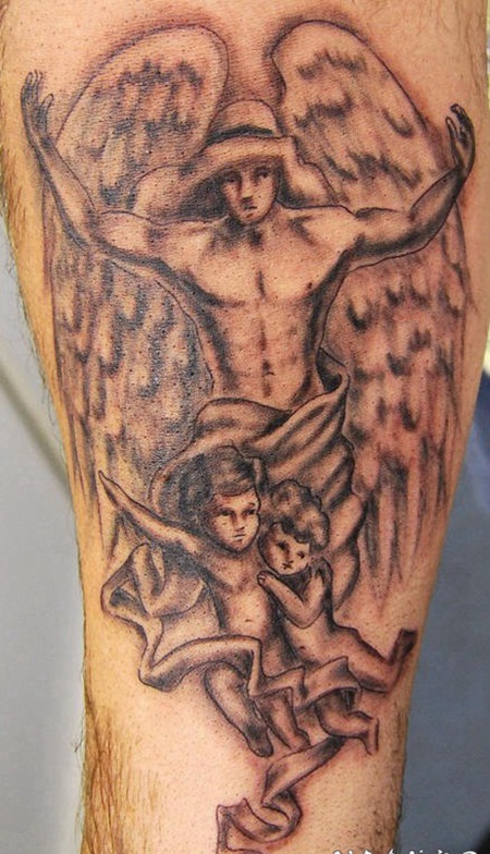 男性天使与儿童黑色纹身图案
