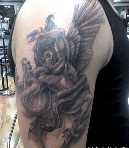堕落天使与蛇战斗大臂纹身图案