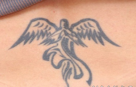 天使黑色线条个性纹身图案