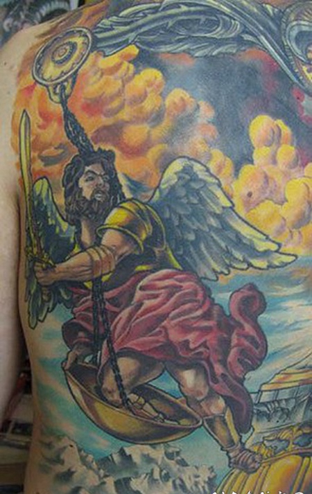 背部彩色的天使和天堂纹身图案