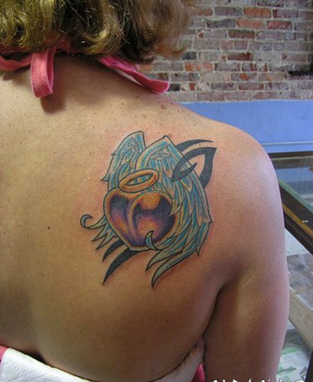 心形与天使翅膀背部纹身图案