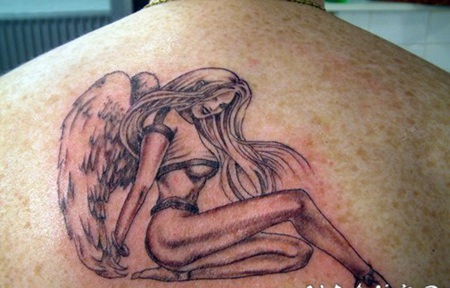 背部顽皮的女天使骑士纹身图案