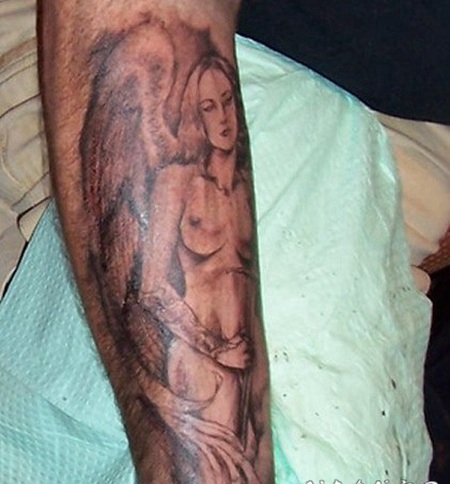 小腿裸体的女性天使纹身图案