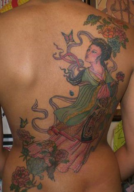 背部牡丹花中的仙女纹身图案