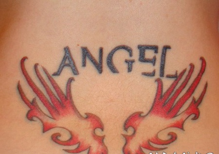 黑色字母和红色翅膀纹身图案