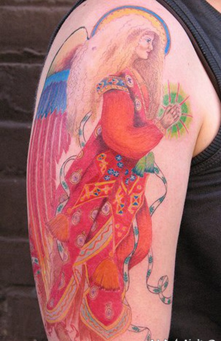 穿着红色衣服的金发天使纹身图案
