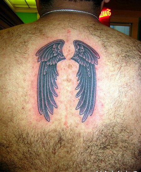 黑色的翅膀背部纹身图案