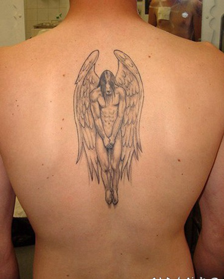 男性背部的裸体男天使纹身图案