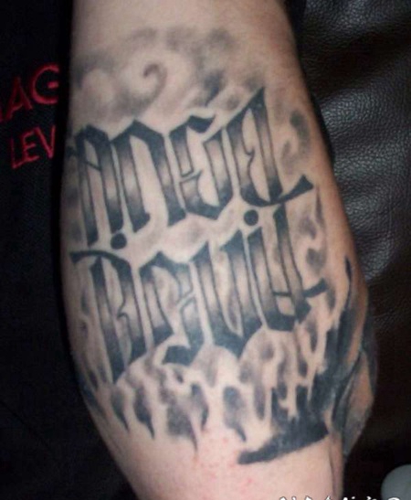 手臂黑灰花体字母和烟雾纹身图案