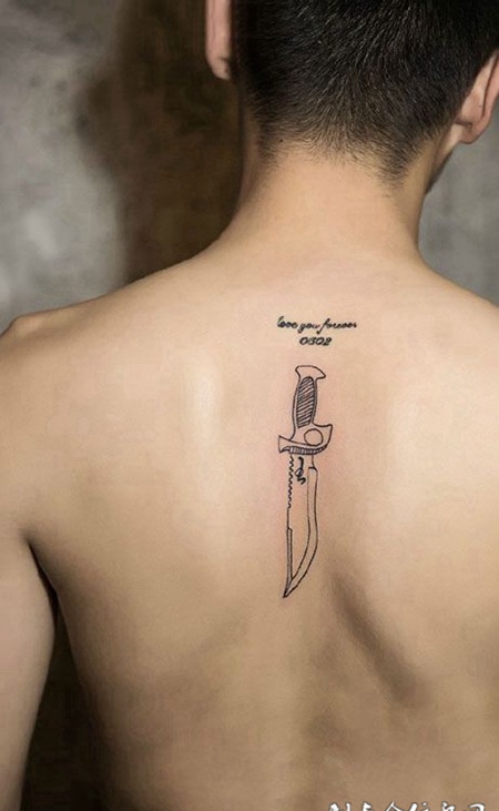 男子后背刻刀纹身图案