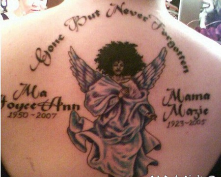 背部英文字母和天使黑色纹身图案