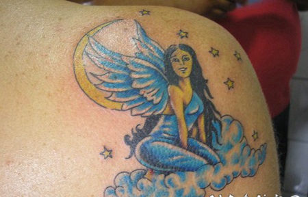 天使女孩和夜空中的云朵纹身图案