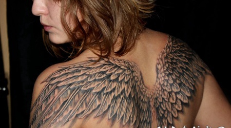 女生背部天使大翅膀纹身图案