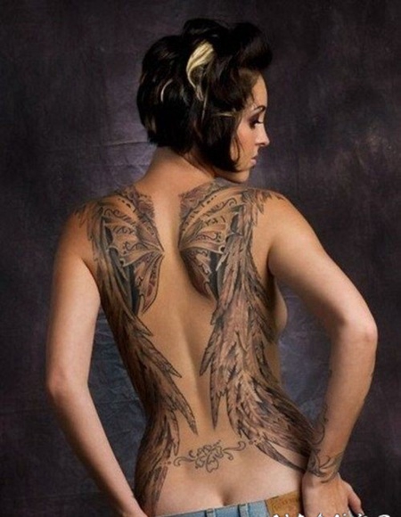 女孩背部可爱的天使翅膀纹身图案