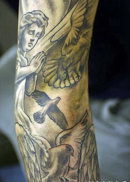 天使和鸽子手臂纹身图案