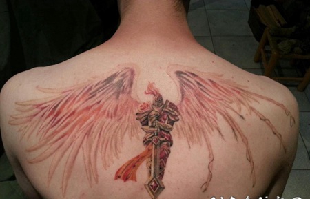 背部大翅膀的骑士天使纹身图案