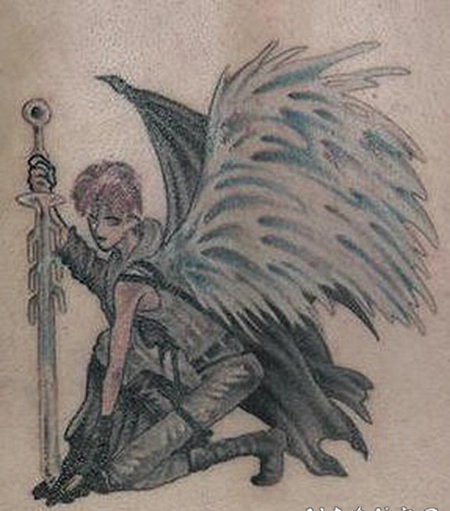 腰部漫画风格的邪恶天使纹身图案