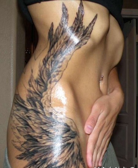 女孩侧肋美丽的天使翅膀纹身图案