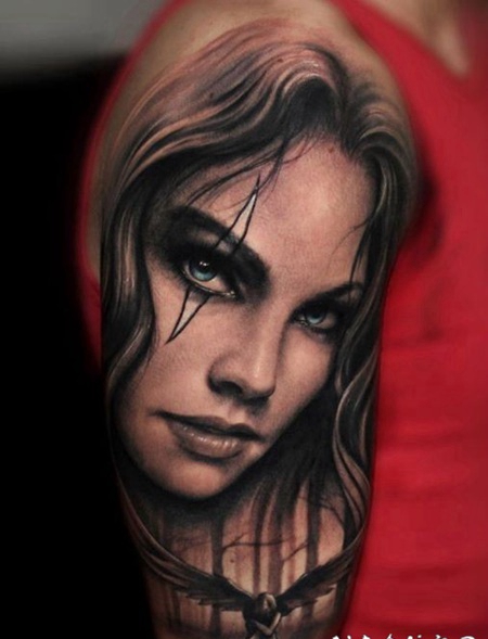 手臂写实的女性肖像和天使纹身图案