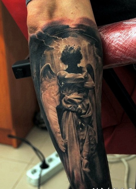 手臂上的黑天使纹身图案