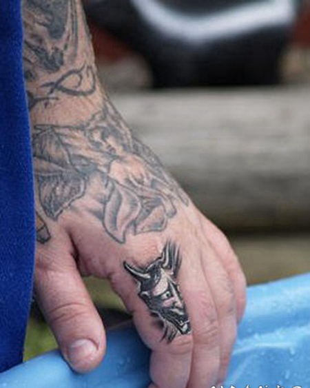 手背天使与魔鬼纹身图案