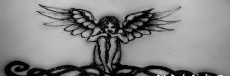 腰部黑色的链条和天使纹身图案