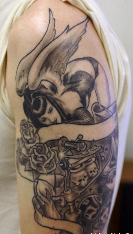 大臂美丽黑暗的魔鬼天使女孩和骷髅纹身图案