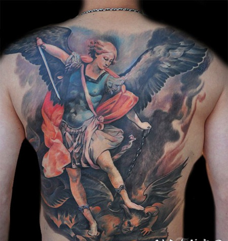 背部色彩鲜艳的天使与剑和恶魔纹身图案
