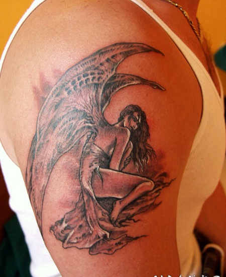 有翅膀的天使女孩大臂纹身图案