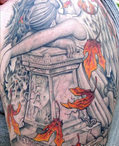 悲伤的天使和墓碑枫叶纹身图案