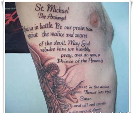 男性侧肋英文字母和天使纹身图案