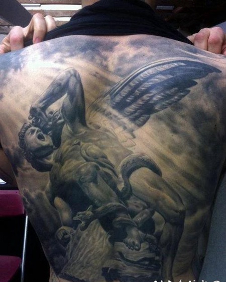 背部伟大的天使与蛇纹身图案