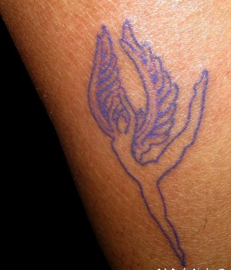 紫色的舞蹈天使轮廓纹身图案