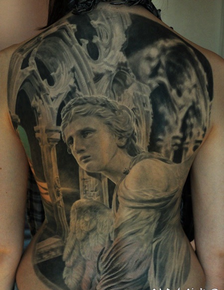 满背天使雕像黑灰纹身图案