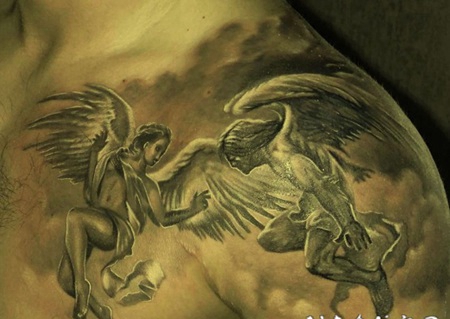 肩部和胸部可爱的天使纹身图案