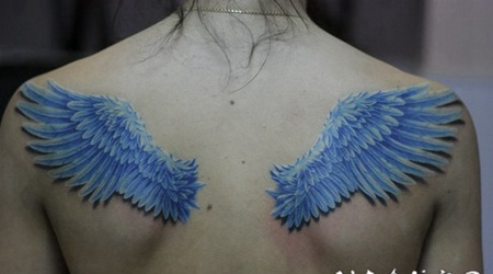 蓝色天使的翅膀背部纹身图案