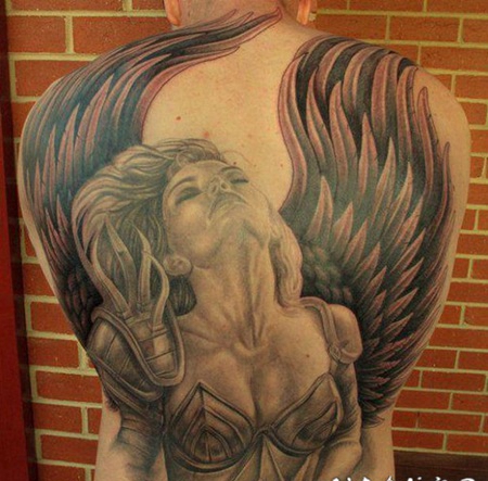 背部可爱的女战士天使纹身图案