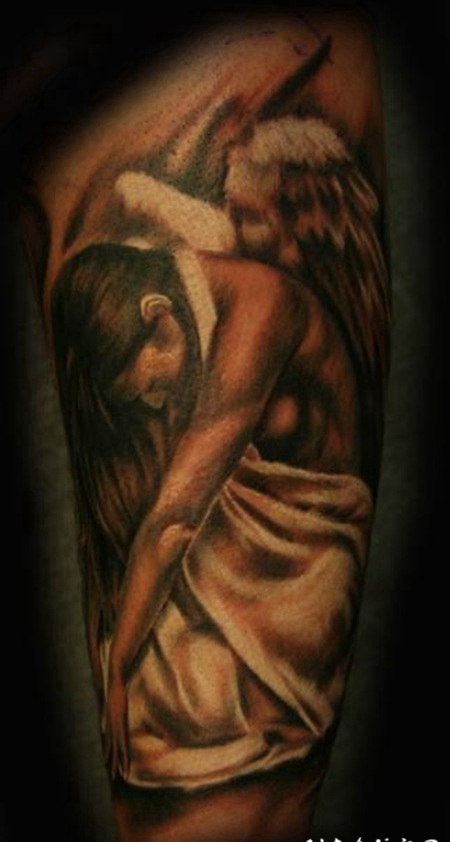 水彩画风格的天使手臂纹身图案