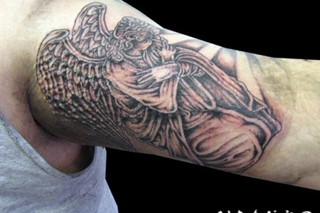 手臂上跪着的天使纹身图案