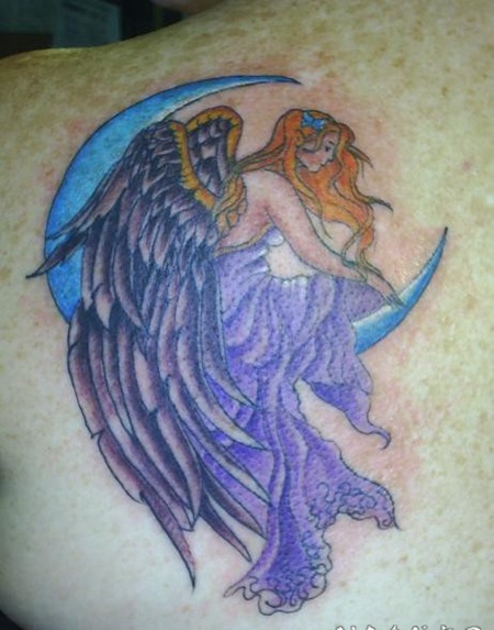 紫色的天使和月亮背部纹身图案