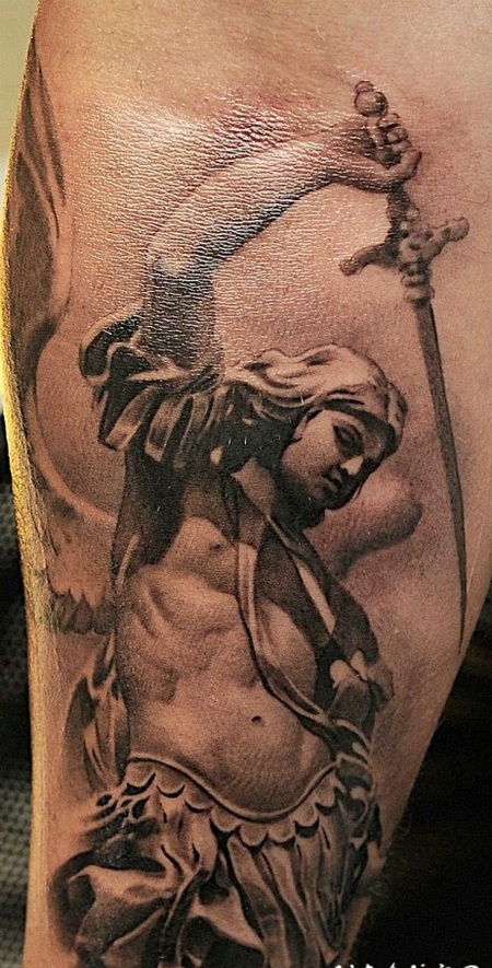 精彩的天使和剑手臂纹身图案