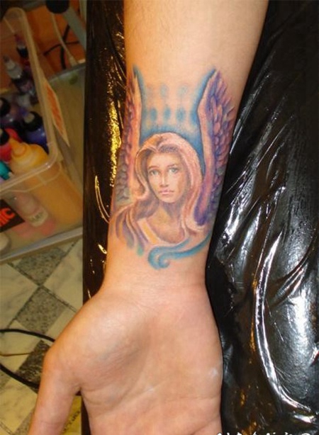 手腕上水彩天使女孩纹身图案
