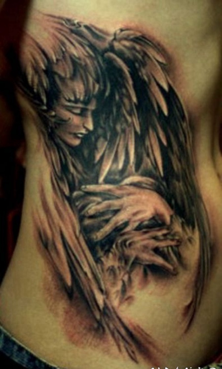 天使的手和翅膀侧肋纹身图案