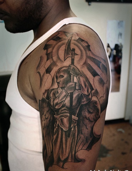 平静的天使战士大臂纹身图案