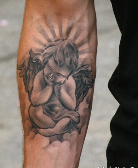 手臂小天使坐在云上纹身图案