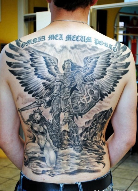 背部伟大的天使战士与女孩纹身图案