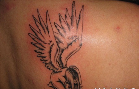 哭泣小天使背部纹身图案